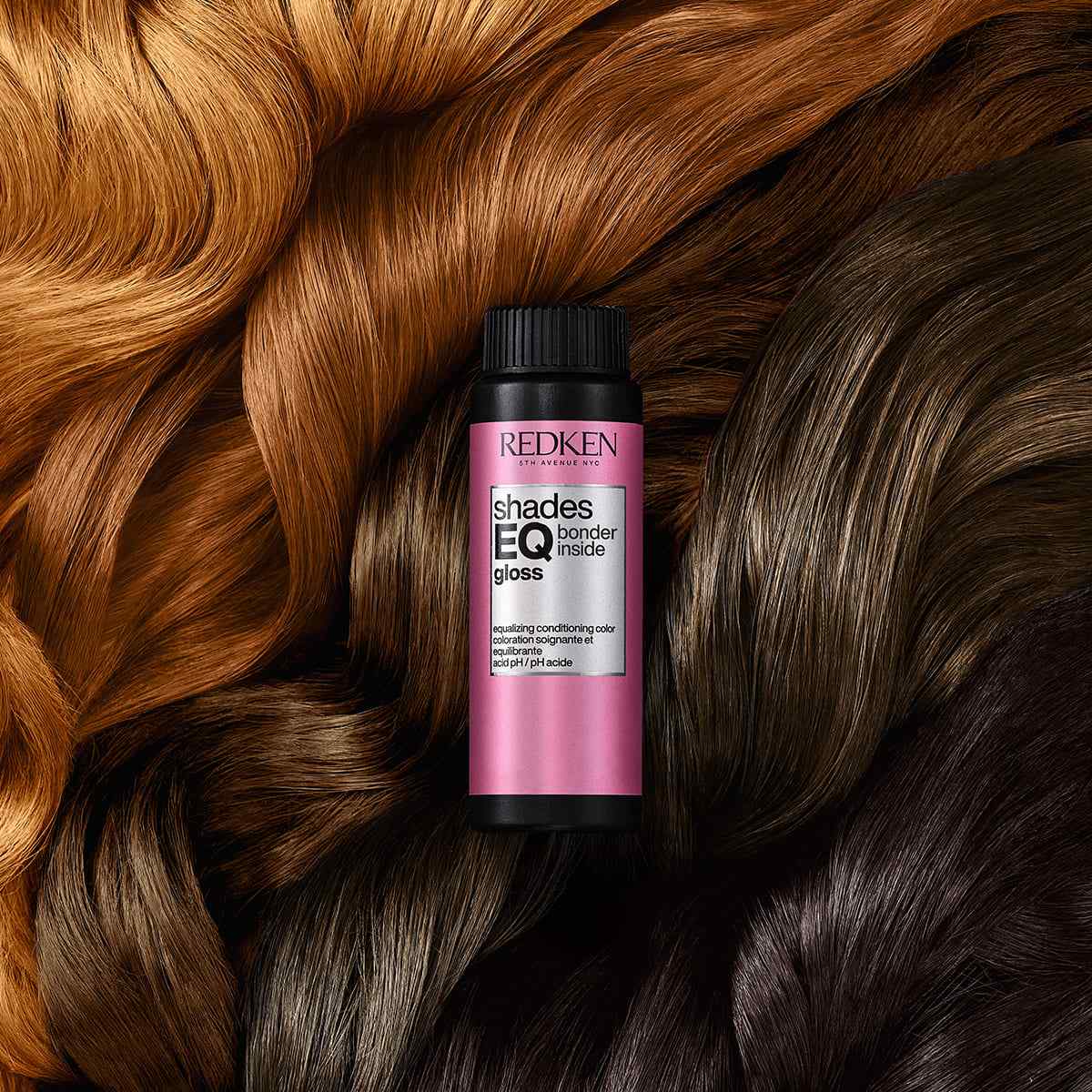 Tinte Redken Shades EQ Bonder Inside sobre fondo de cabello